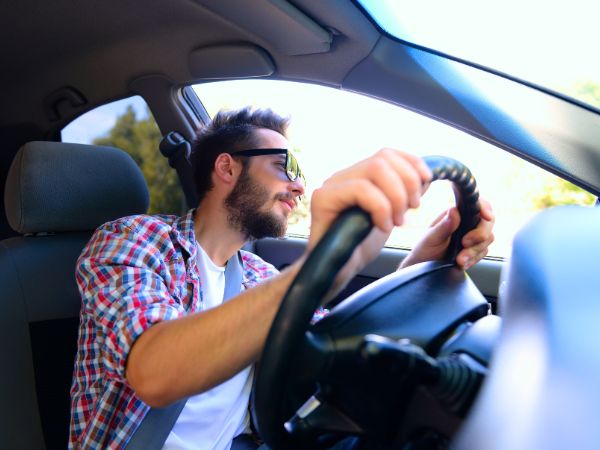 A Traveller’s Guide to Getting Around the UAE with A Car or Public Transport