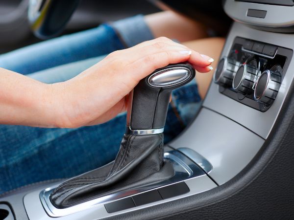 How to Choose the Best UAE Rental Car for Your Trip with Manual or Automatic Options